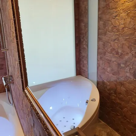 Skyview Luxury Suite - Breathtaking Views From Bed & From Jacuzzi, City Center Skyscraper Upper Floors * 탈린